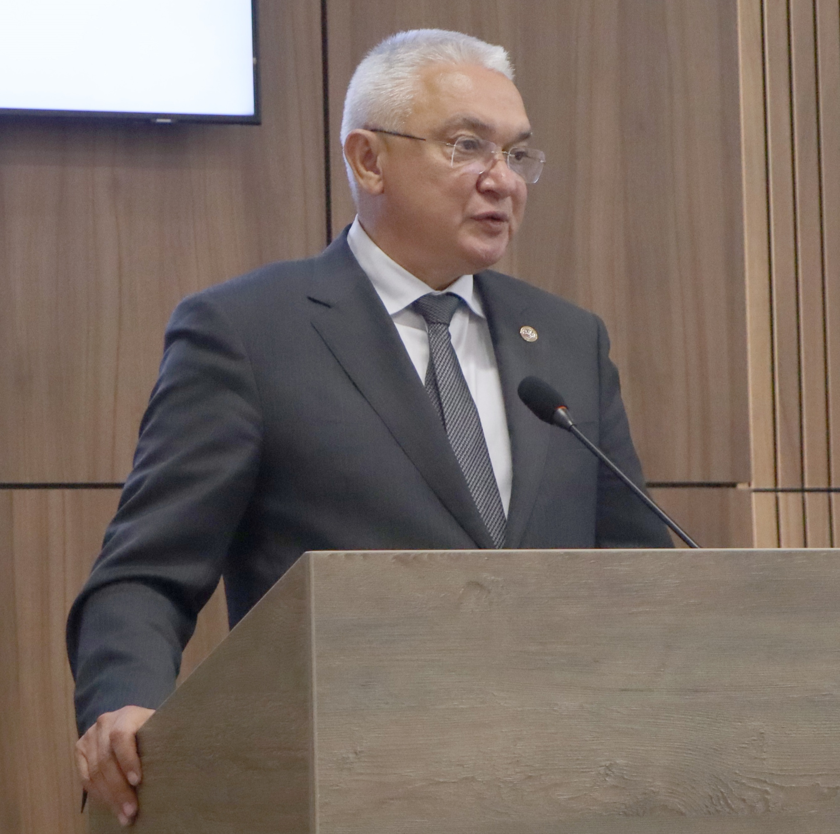 Глава района Раис Сулейманов приветствует участников конференции.